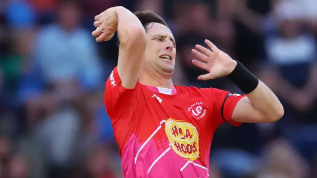 Matt Henry bowls for Welsh Fire