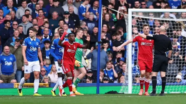 Callum Hudson-Odoi claims for a penalty