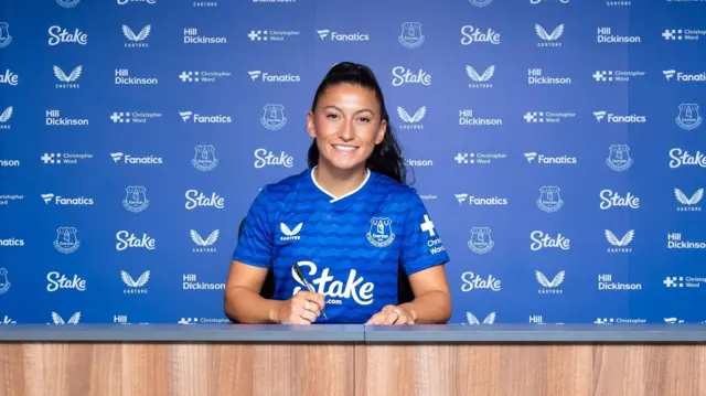 Maz Pacheco signs her Everton contract