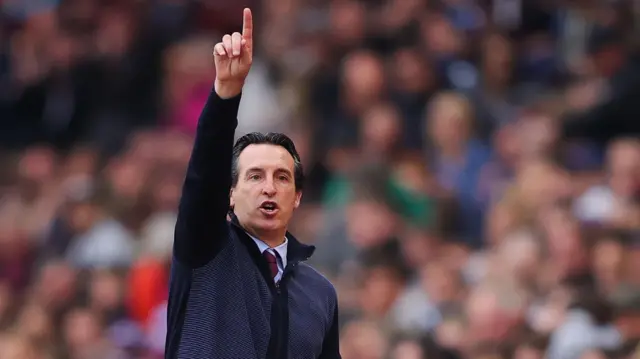 Unai Emery shouts from touchline