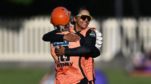 Alana King and Beth Mooney celebrate a wicket for Perth Scorchers