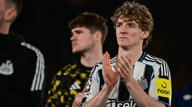 Anthony Gordon of Newcastle United (10) claps the fans 