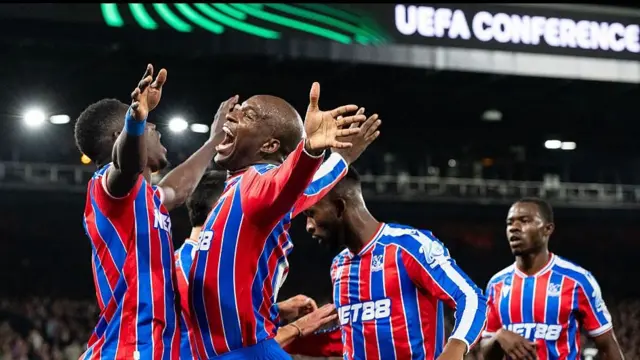  Ismaila Sarr celebrates with Jean-Philippe Mateta 