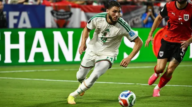 Jaouen Hadjam playing for Algeria at the 2026 World Cup. He is in possession.