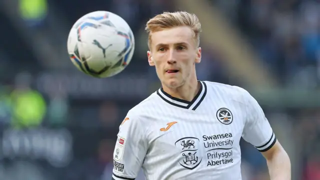 Flynn Downes playing for Swansea City in 2022