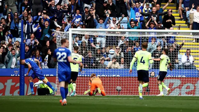 Jamie Vardy scores for Leicester