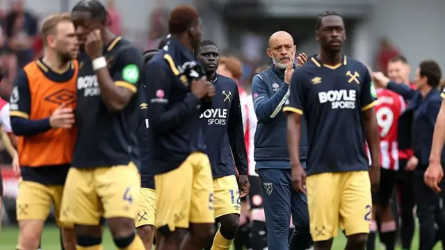 Nuno Espirito Santo, Manager of West Ham United, acknowlegdes the fans 
