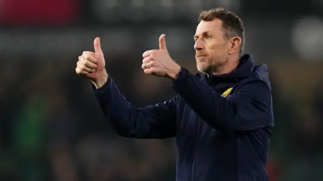 Oxford United manager Gary Rowett gives two thumbs up