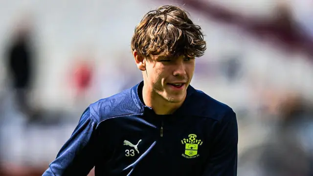 Tyler Dibling warms up for Southampton