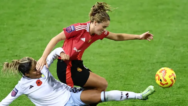 Gabi Nunes challenges Grace Clinton for the ball during Man Utd 0-0 Aston Villa