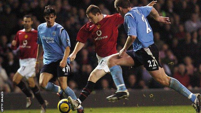 Wayne Rooney shoots for Man Utd