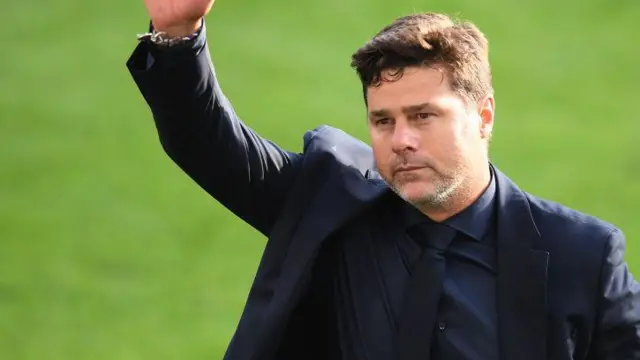 Mauricio Pochettino waves to Chelsea fans