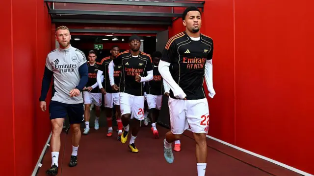 Ethan Nwaneri of Arsenal runs out to warm up