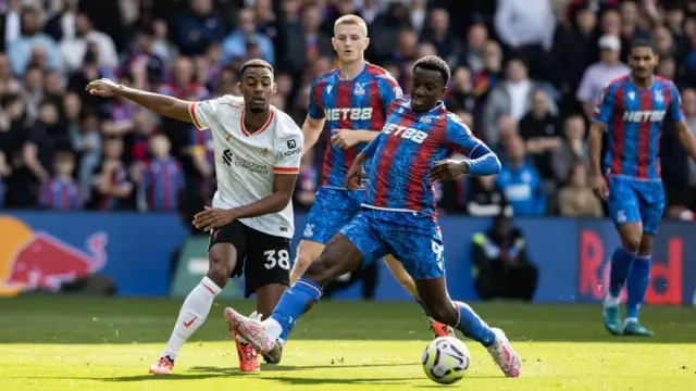 Ryan Gravenberch pressured by Eddie Nketiah
