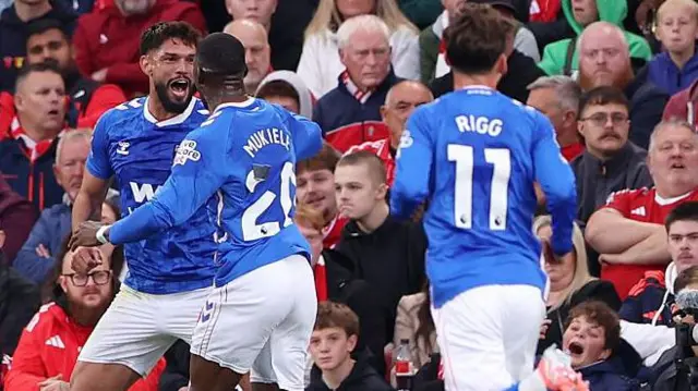 Sunderland players celebrate scoring against Nottingham Forest