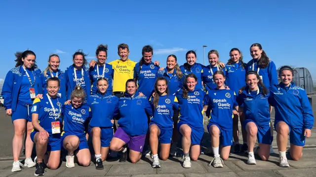 Sgioba ball-coise nam ban