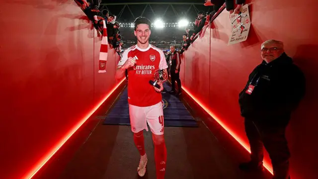 Declan Rice of Arsenal walks down the tunnel