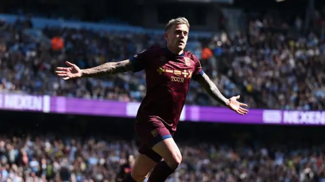 Sammie Szmodics celebrates his goal against Manchester City