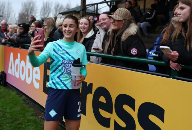 Jana Fernandez poses for photo with fans 