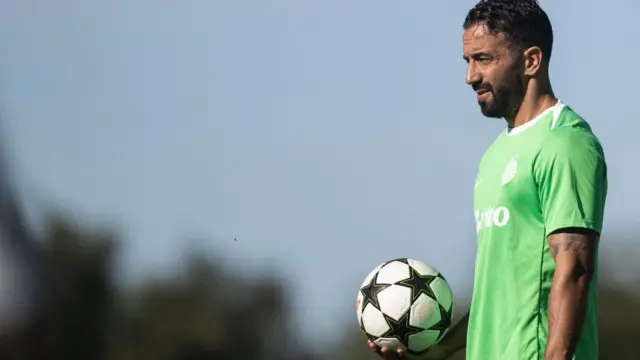 Sporting's coach Ruben Amorim takes part in a training session on the eve of their UEFA Champions League football match against PSV Eindhoven at Cristiano Ronaldo academy training ground in Alcochete on September 30, 2024