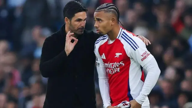 Mikel Arteta speaks to Gabriel Jesus on the touchline