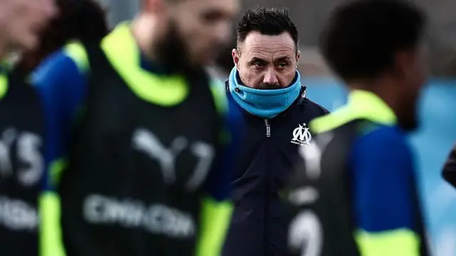 Roberto de Zerbi watches his players during a Marseille training session