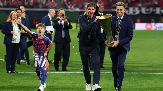 Crystal Palace Manager Oliver Glasner and Crystal Palace Chairman Steve Parish celebrate with the trophy 
