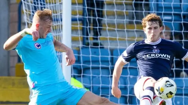 St Mirren's Killian Phillips and Dundee's Finlay Robertson