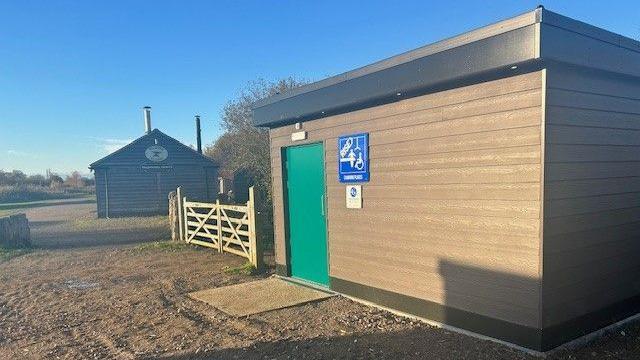 Stanwick Lakes changing place