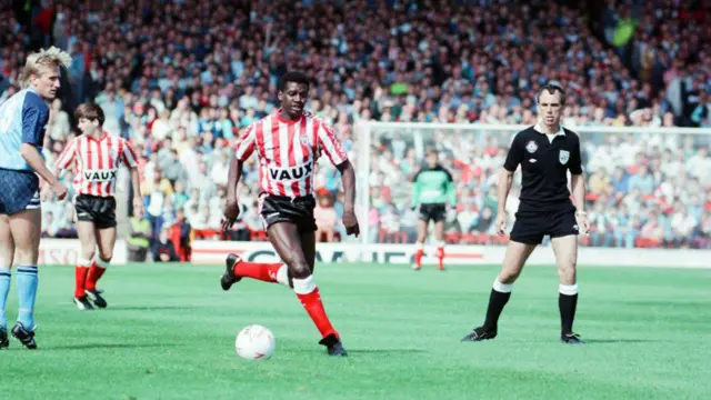 Gary Bennett runs with the ball