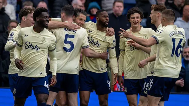 James Tarkowski of Everton celebrates with teammates Beto, Tim Iroegbunam, Merlin Röhl and Michael Keane 