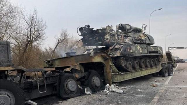 Strapon ayollik surati boglangan yigitning