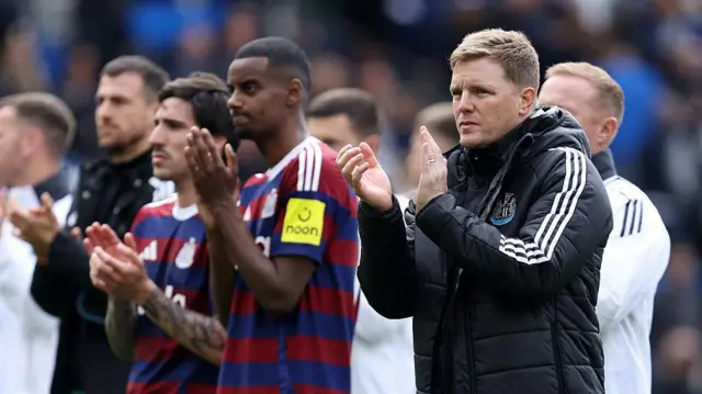 Eddie Howe and Newcastle players applaud the fans