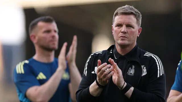  Eddie Howe applauds the fans