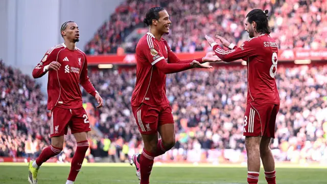 Virgil van Dijk celebrates with Dominik Szboszlai and Hugo Ekitike