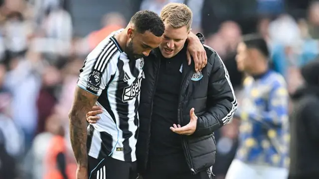Newcastle United's Eddie Howe has his arm around striker Callum Wilson while speaking with him