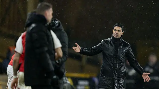 Mikel Arteta reacts with his arms outstretched