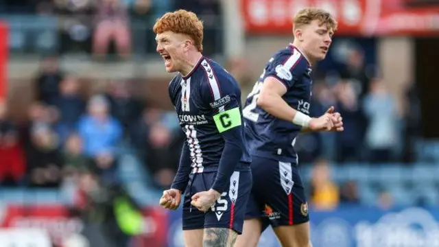 Dundee striker Simon Murray celebrates