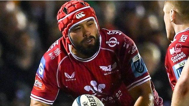 Josh Macleod yn ymosod dros yScarlets
