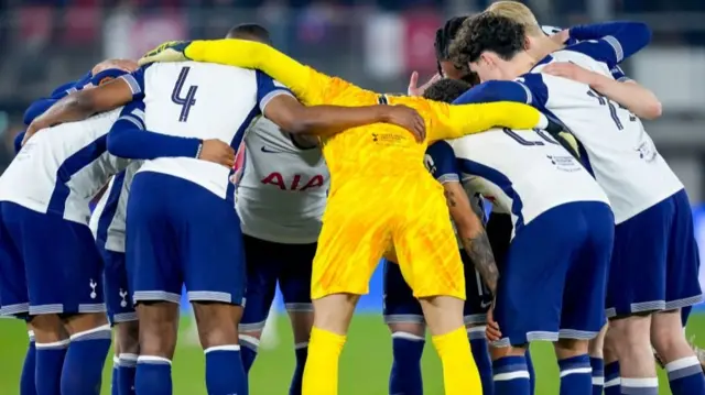 Tottenham players huddle