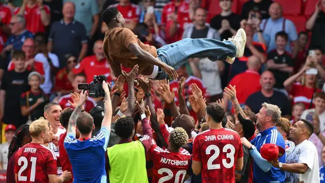 Nottingham Forest players celebrate Taiwo Awoniyi