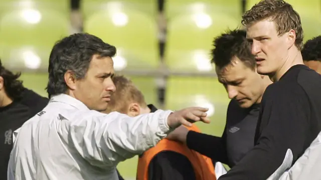 Jose Mourinho gives instructions to Robert Huth in training