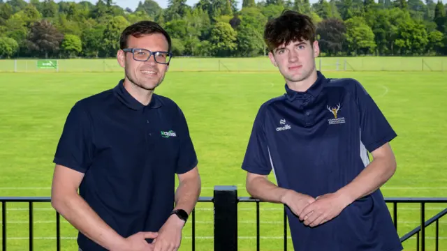 Jacob Bain bho Bhaile Ùr an t-Slèibh còmhla ri Greg MacMhathain bhon chompanaidh Ri Cruden