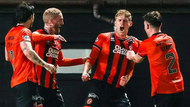 Dundee United celebrate Zac Sapsford's winning goal