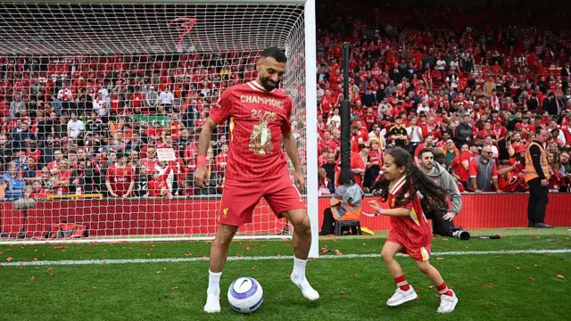 Mohamed Salah plays football with his daughter