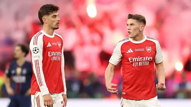 Viktor Gyokeres and Kai Havertz in discussion