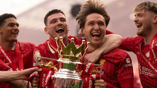 Federico Chiesa and Liverpool players dance with the Premier League trophy