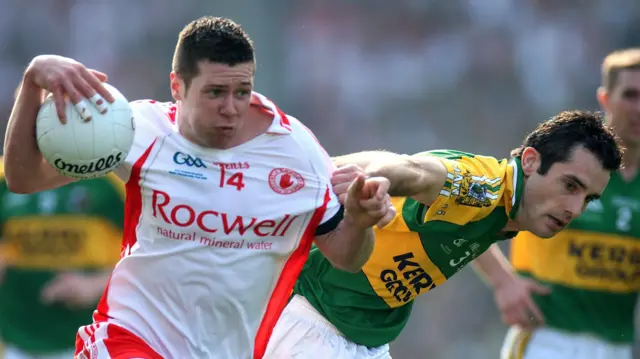 Sean Cavanagh holds off Tom O'Sullivan