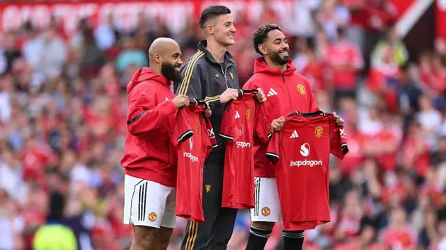 Bryan Mbeumo, Benjamin Sesko and Matheus Cunha at Old Trafford