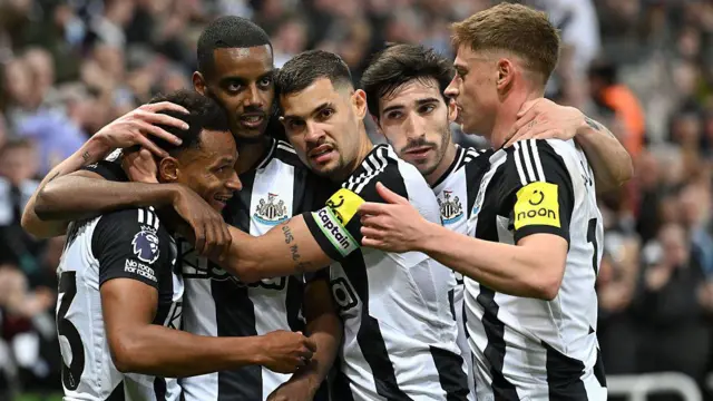 Alexander Isak of Newcastle celebrates with team mates Jacob Murphy (l) Bruno Guimaraes and Sandro Tonali and Harvey Barnes (r) after scoring the first Newcastle goal during the Premier League match between Newcastle United FC and Brentford FC at St James' Park 